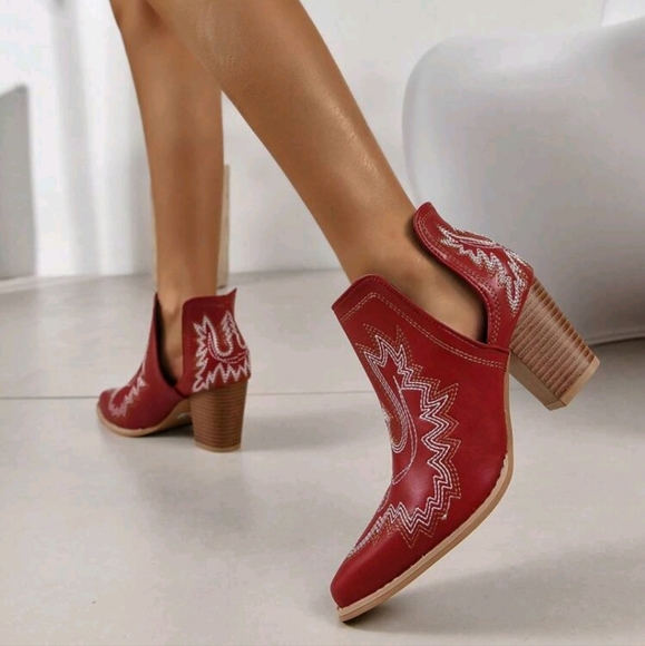 NEW FLORAL EMBROIDERED POINTED TOE CHUNKY HEELED BOHO WESTERN BOOTIES ♥️ - Picture 2 of 8